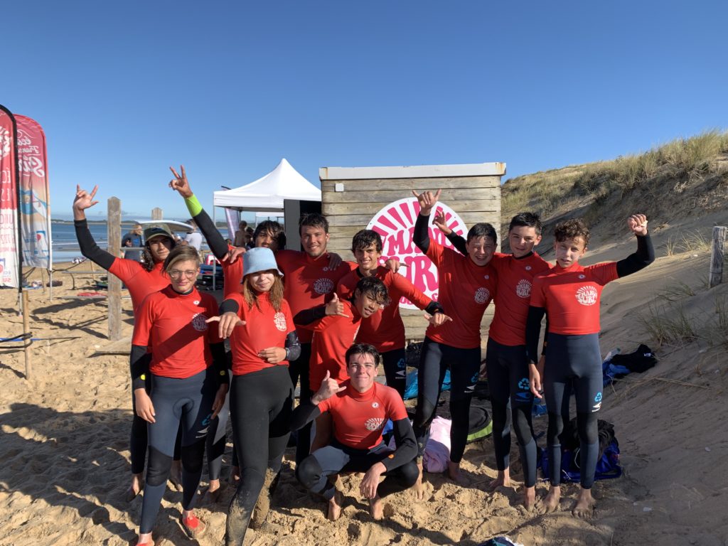 Les ados en colo surf & skate sur la plage des caonches