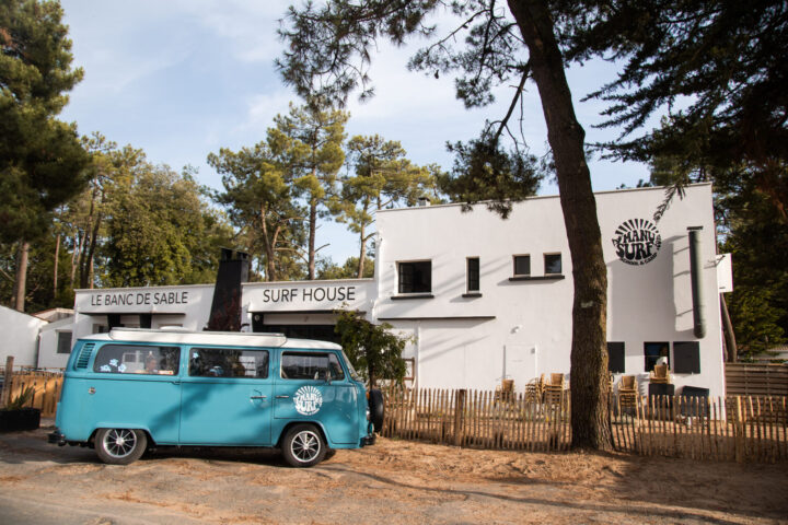 Van Manusurf devant la Surf House